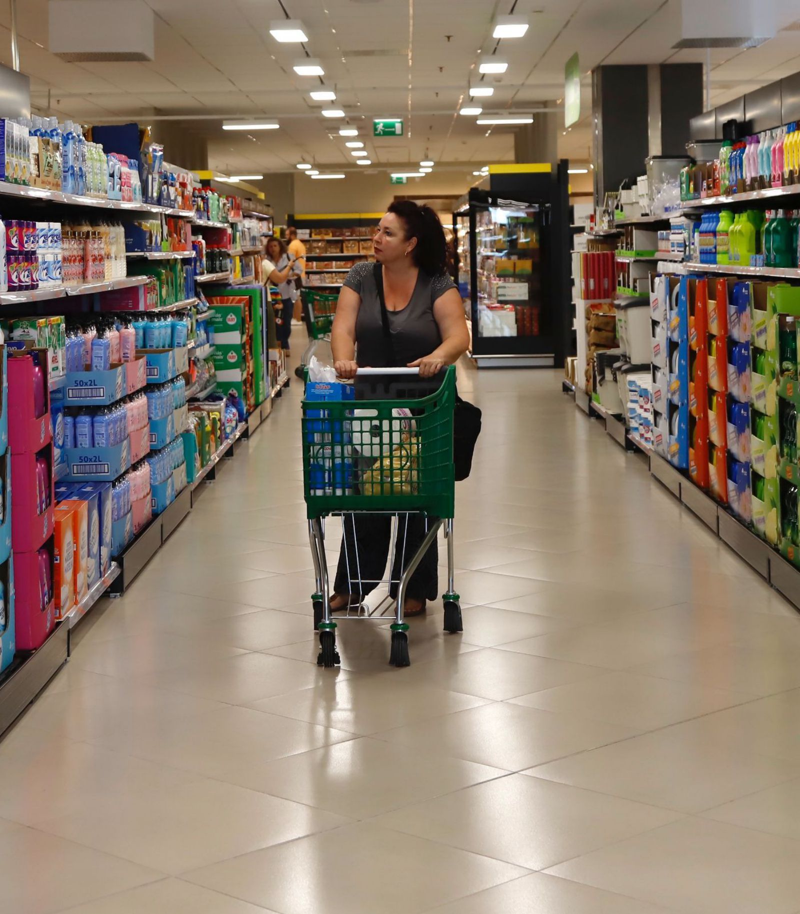 Una mujer hace la compra en un supermercado en Córdoba.