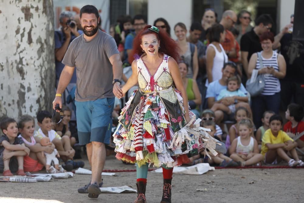 Fira del Circ al carrer de la Bisbal d''Empordà