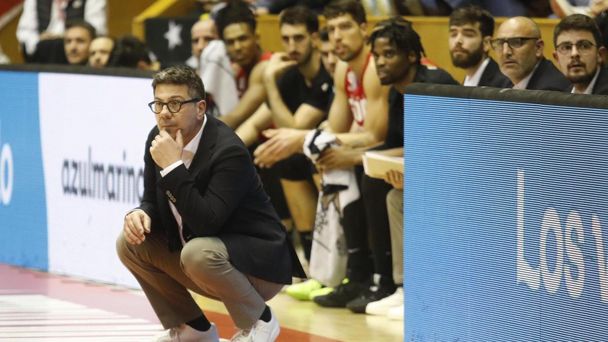 Fotis Katsikaris observa el partit des de la banqueta.