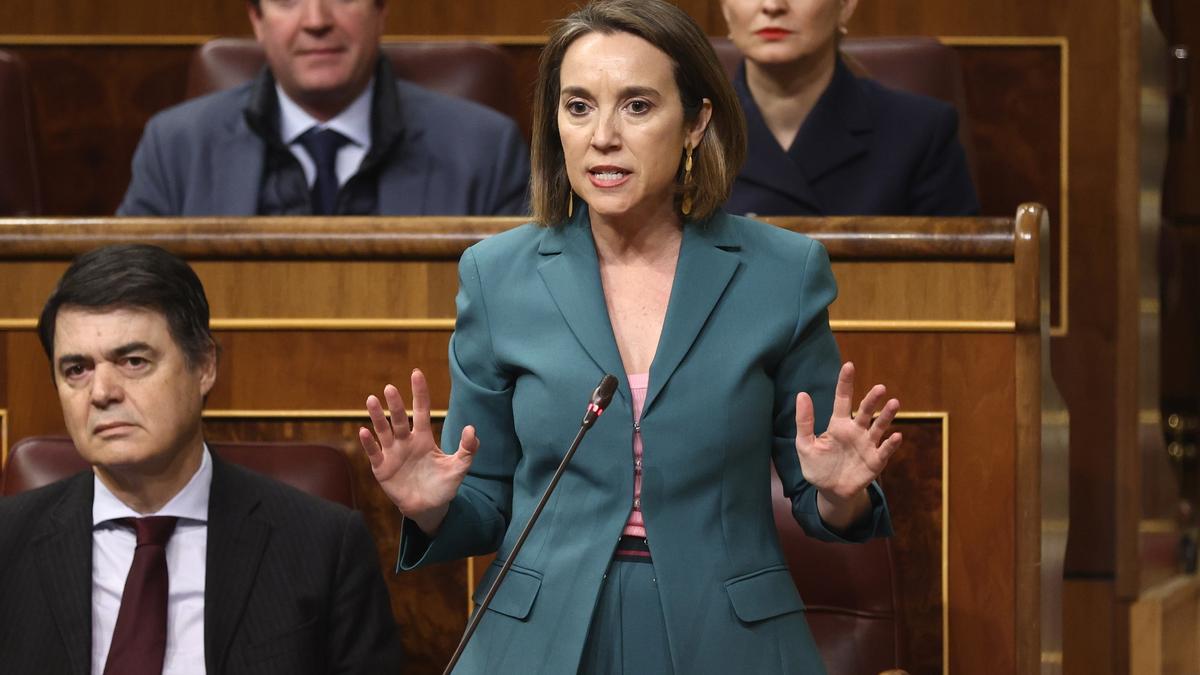 La portavoz del PP en el Congreso, Cuca Gamarra, interviene durante una sesión plenaria, en el Congreso de los Diputados, a 15 de febrero de 2023, en Madrid (España). Durante el pleno, el PP ha pedido explicaciones a la ministra de Justicia sobre la huelg