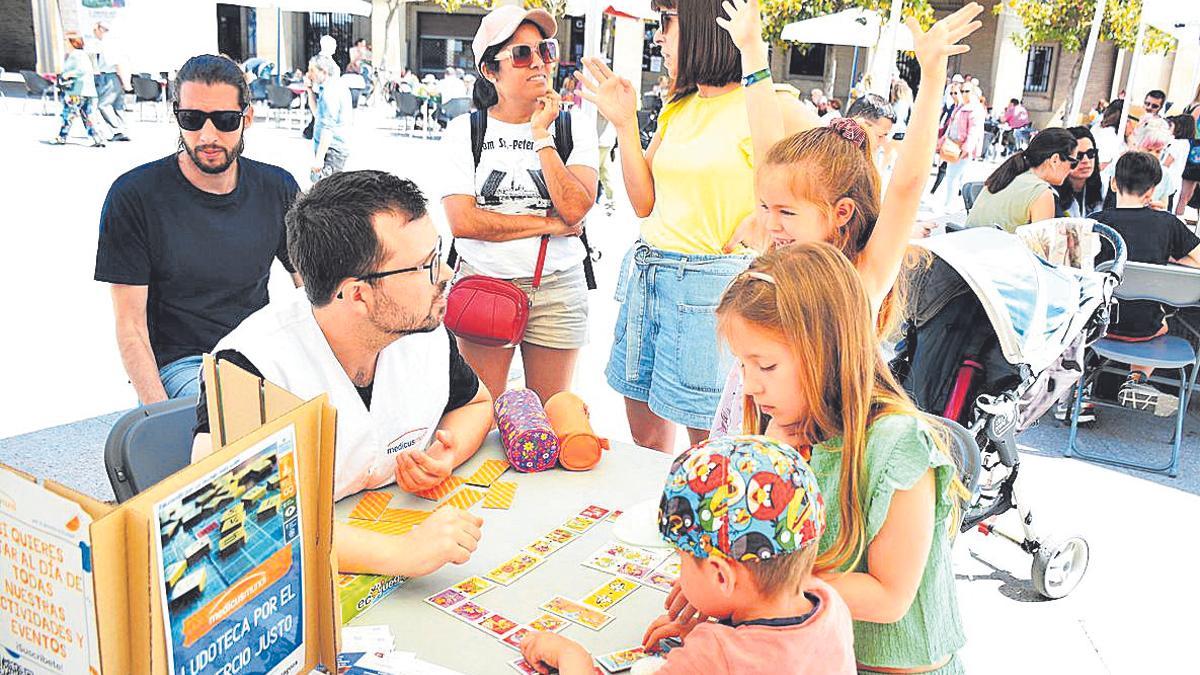 Animación infantil, juegos, talleres y actividades culturales y de sensibilización convivirán este domingo con los puestos de venta en la Lonja del Comercio Justo.
