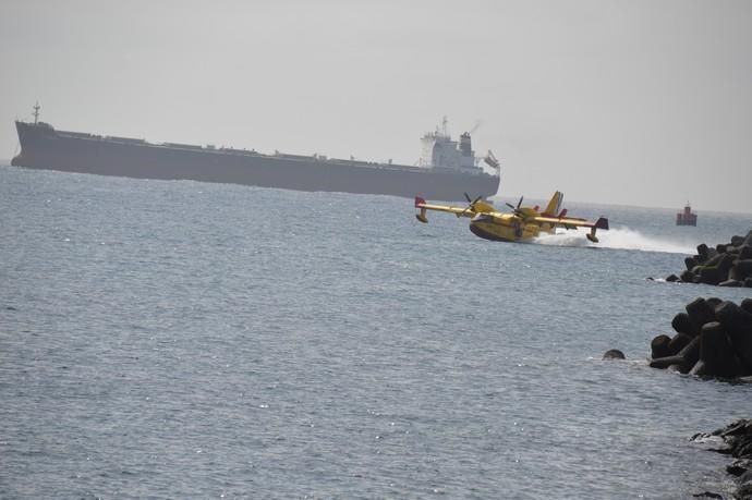 Los hidroaviones cargan agua en el Puerto de Las Palmas - Incendio Gran Canaria 2019