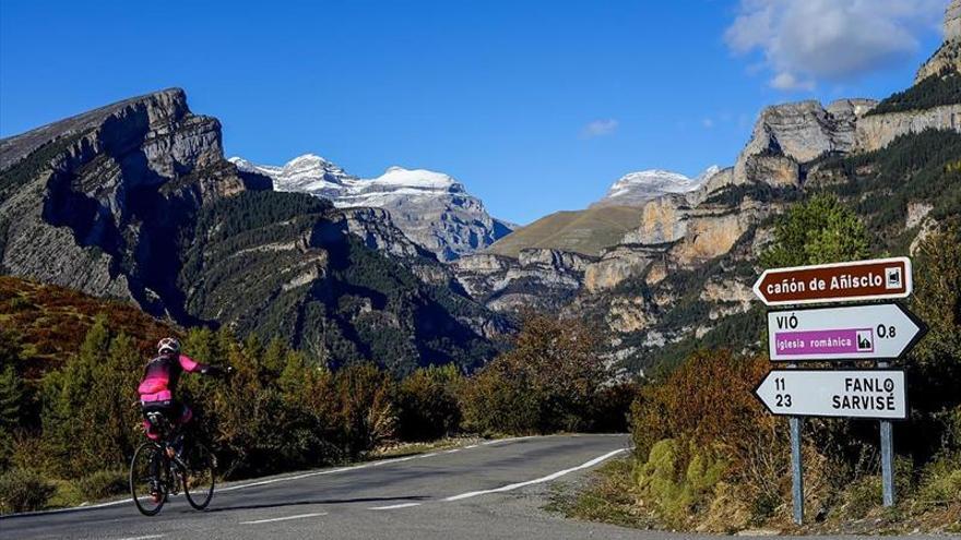 Sobrarbe señaliza 30 rutas de bicicleta por carretera