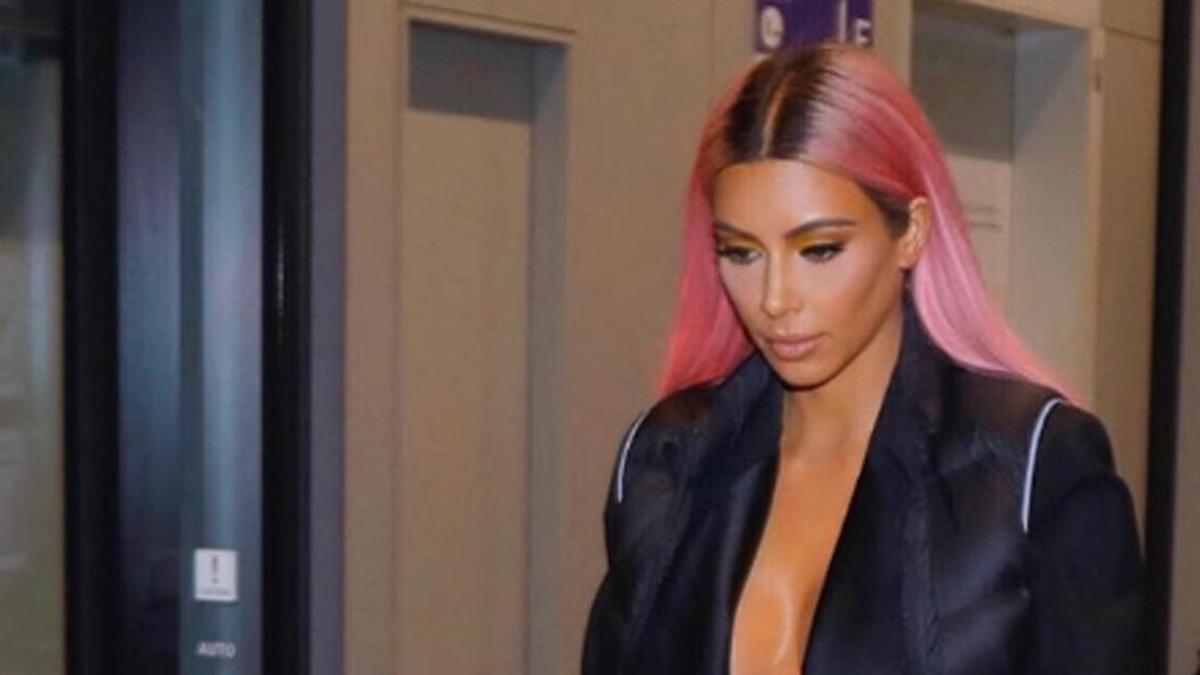 Kim Kardashian con el total look black en Tokio