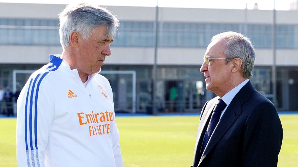Florentino Pérez y Ancelotti charlan sobre el césped