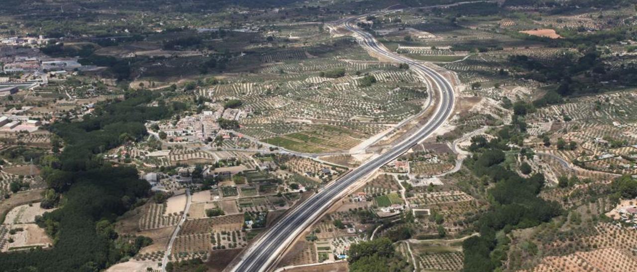 Los terrenos en los que se pretende ubicar el polígono mancomunado se encuentran situados junto a la autovía que conecta Alicante y València por el interior.