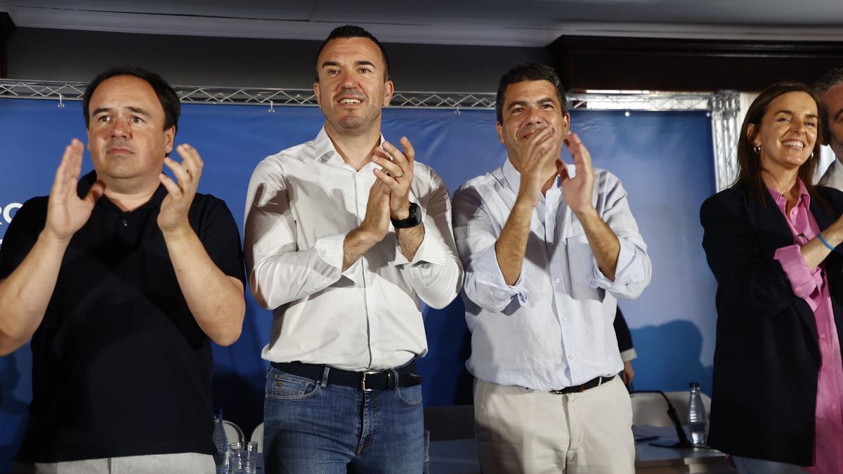 Mazón y el resto de la cúpula del PP en la junta provincial de los populares en Nàquera