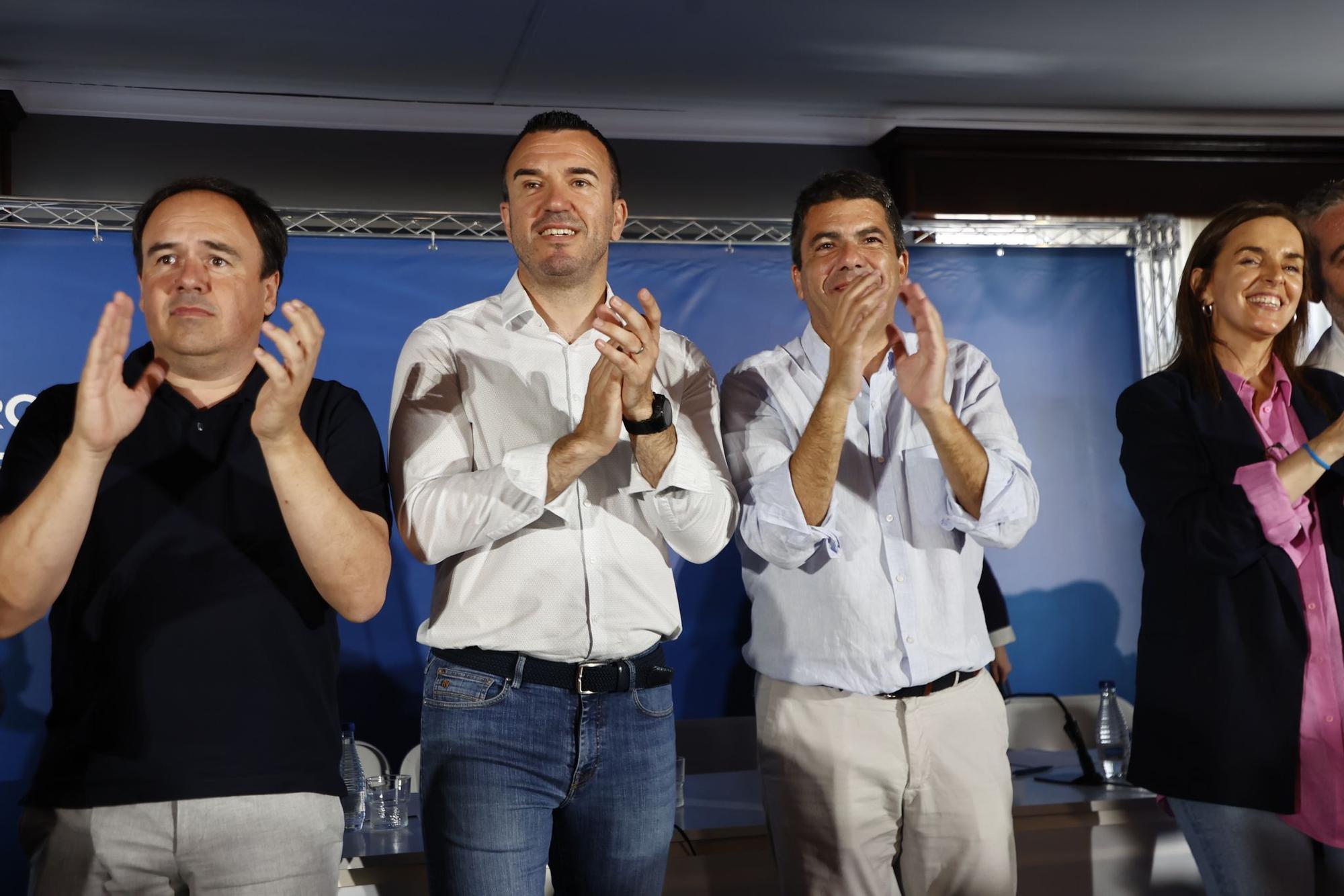 Mazón y el resto de la cúpula del PP en la junta provincial de los populares en Nàquera