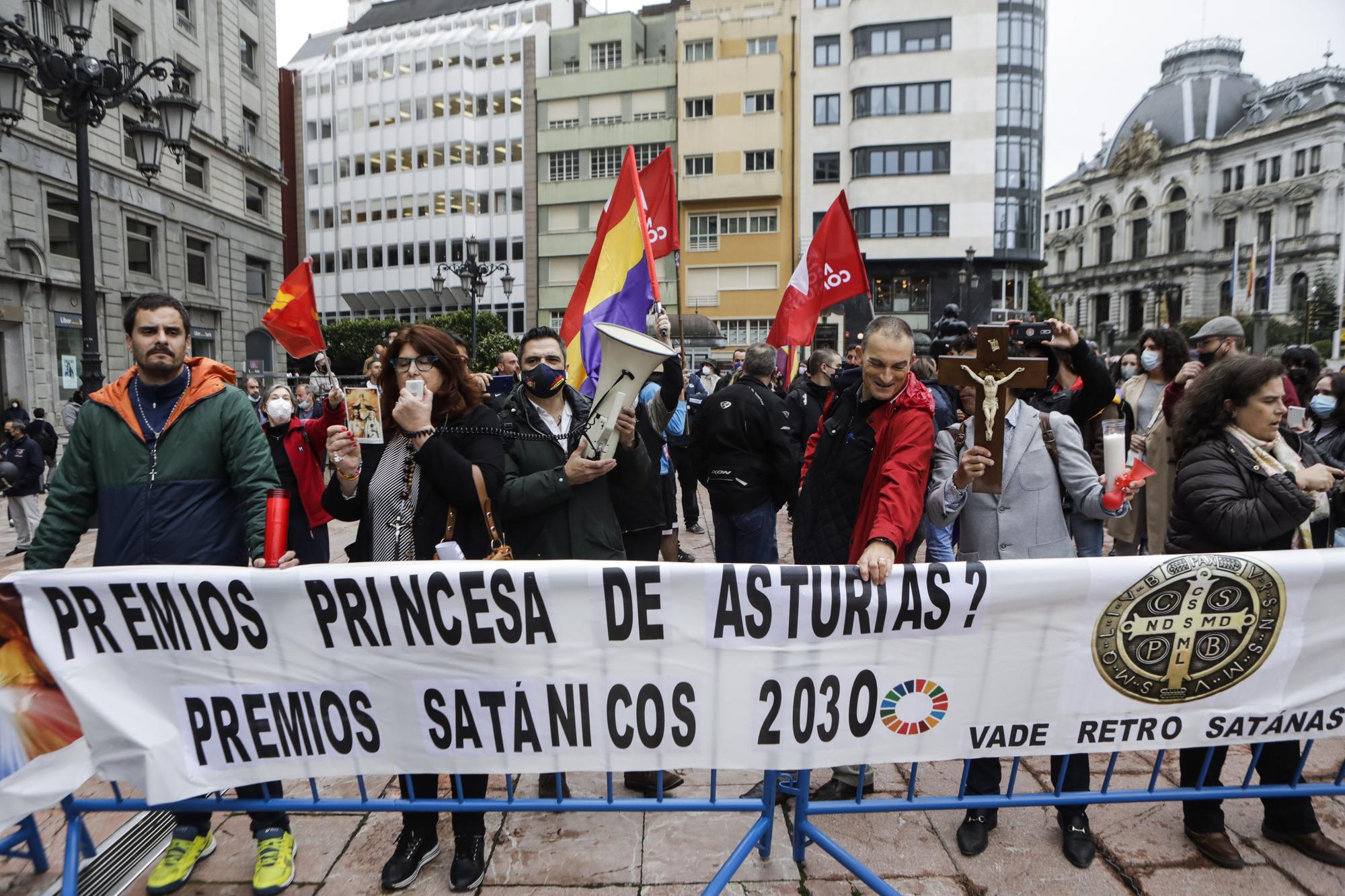 Ambiente en el entorno del Campoamor: republicanos, antisatánicos y muchos aplausos y vítores a Familia Real y premiados