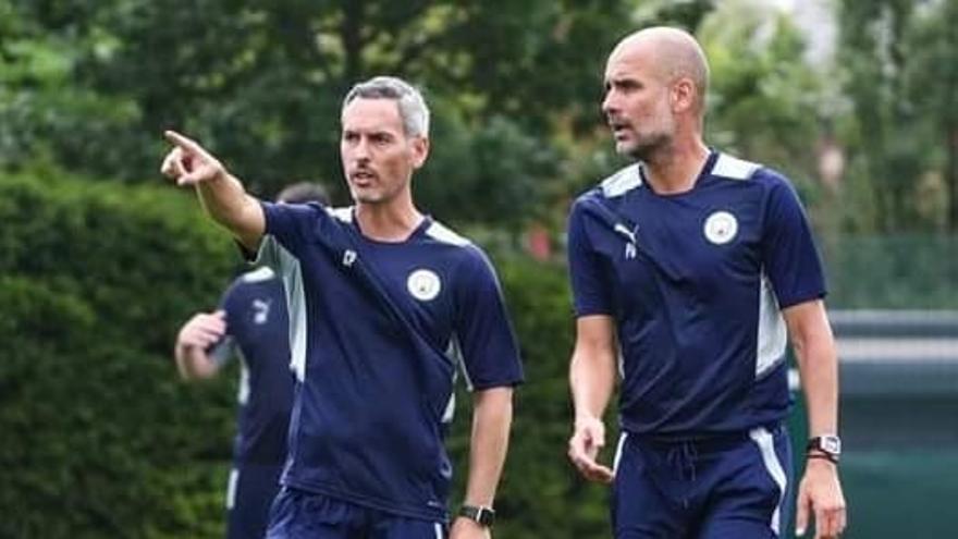 Carlos Vicens, junto a Pep Guardiola en un entrenamiento del City.