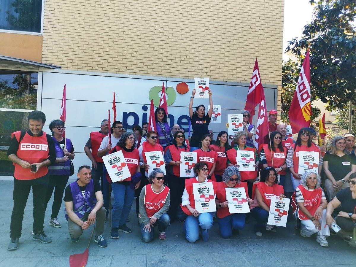 CCOO es concentra davant la seu de la patronal PIMEC a Girona.