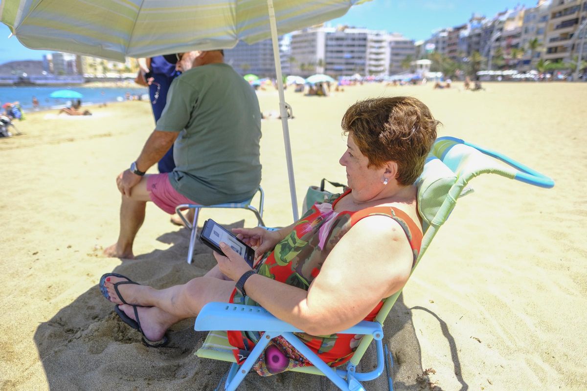 Ángeles Guadarrama leyendo su libro electrónico