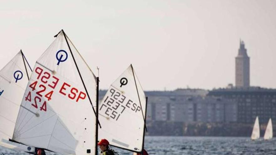 Los participantes, durante la jornada del sábado pasado en la bahía coruñesa. / álvaro arribi