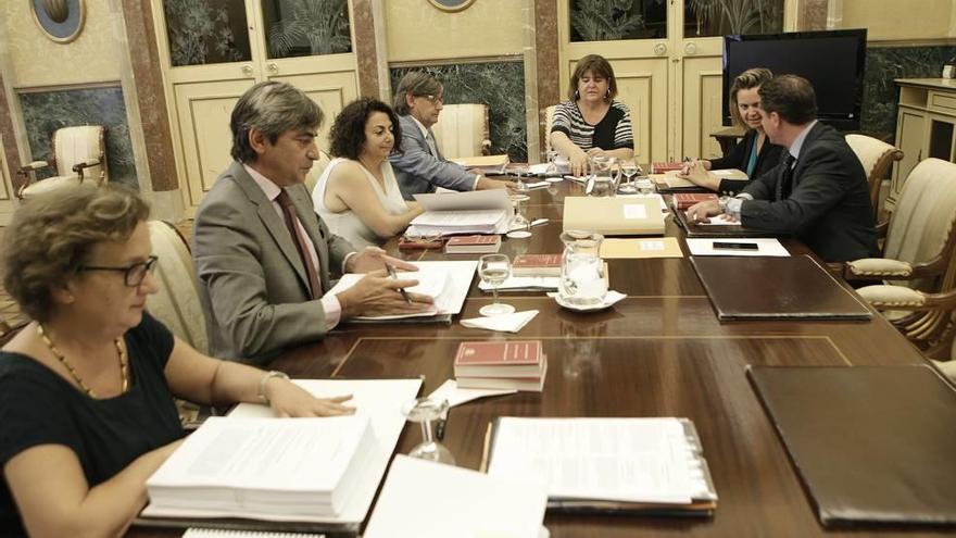 Los cinco miembros de la Mesa del Parlament, en su reunión de ayer, con el letrado de la Cámara y una funcionaria a la izquierda.