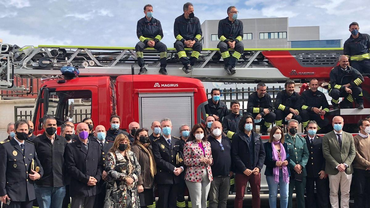 Margarita del Cid con los bomberos de Torremolinos.