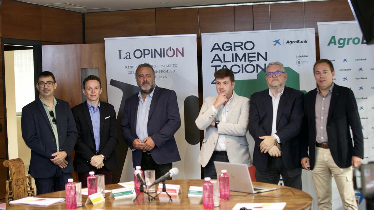 Participantes de la mesa de expertos ‘La agroalimentación 4.0: el campo del siglo XXI’, junto a José Alberto Pardo, director del diario La Opinión.