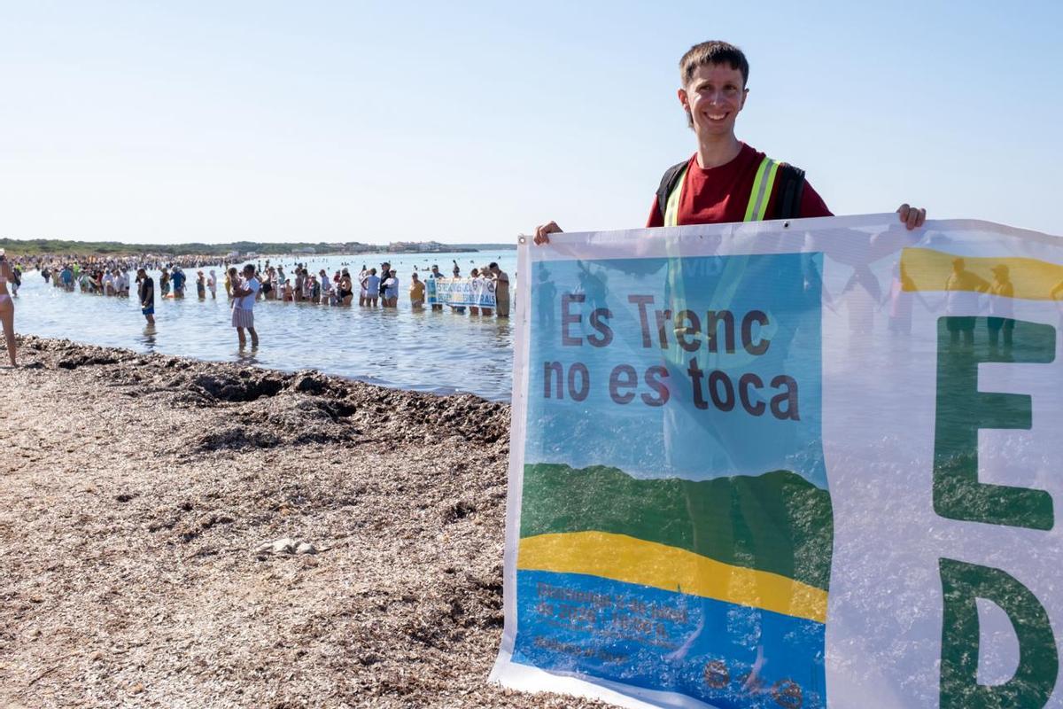 Miles de personas forman una cadena humana para protestar contra la desprotección de es Trenc Miles de personas forman una cadena humana para protestar contra la desprotección de es Trenc