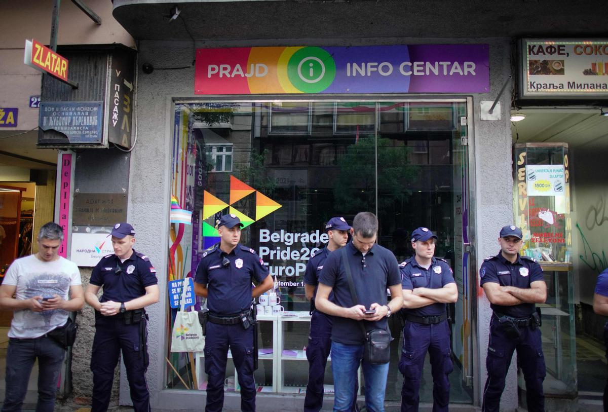 La policía asegura el centro de información LGBT serbio durante la &quot;Litiya por la salvación de Serbia&quot; en Belgrado, el 28 de agosto de 2022.