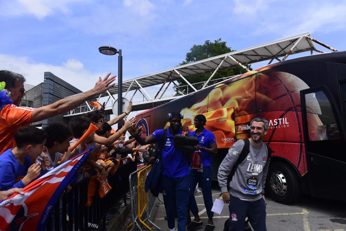 Recibimiento al Leyma Básquet Coruña antes de la semifinal por el ascenso a ACB ante el Palencia
