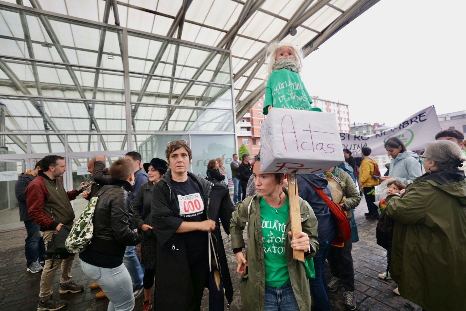 EN IMÁGENES: Así fue la gran manifestación de profesores por la enseñanza pública asturiana