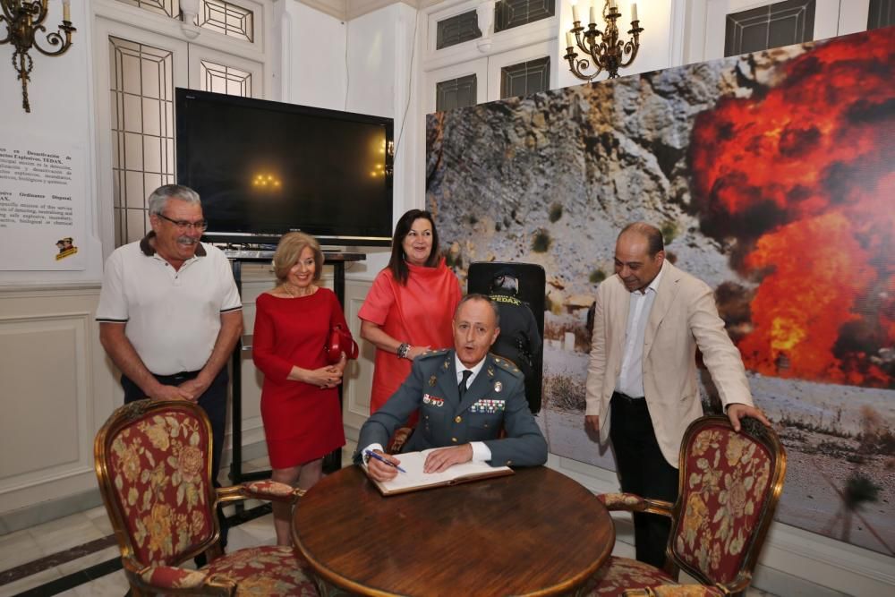 La Sociedad Casino de Torrevieja acoge hasta el lunes una exposición fotográfica de Manuel Lorenzo con motivo del 175 aniversario de la Guardia Civil. La inauguración el martes estuvo precedida por un