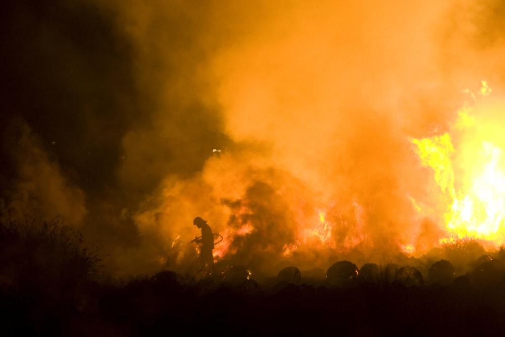 Un incendio obliga a desalojar el camping de Almenara