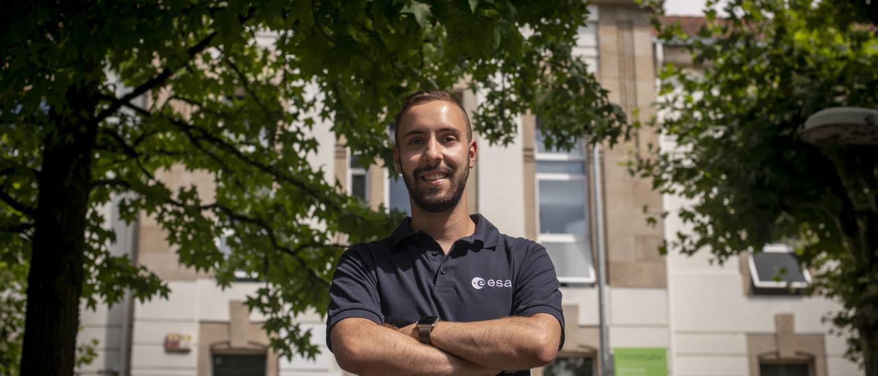 Marco Casanova, frente a la Escuela de Ingeniería Aeronáutica y del Espacio, en el campus de Ourense.