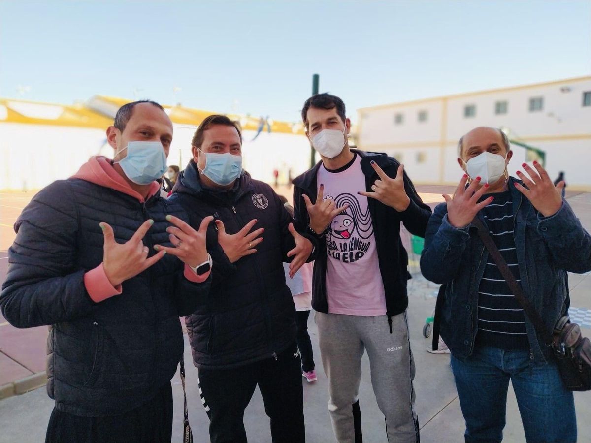 Mestres d’una escola de Lepe van a classe amb faldilla i les ungles pintades després de l’assetjament d’una nena trans Mestres d’una escola de Lepe van a classe amb faldilla i les ungles pintades després de l’assetjament d’una nena trans