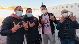 Mestres d’una escola de Lepe van a classe amb faldilla i les ungles pintades després de l’assetjament d’una nena trans