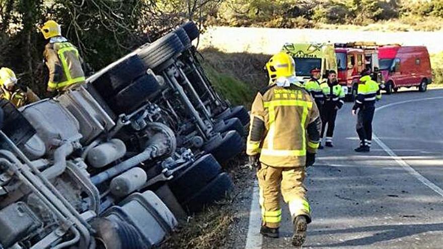 Un camioner de Copons resulta ferit en bolcar a Santa Maria de Miralles