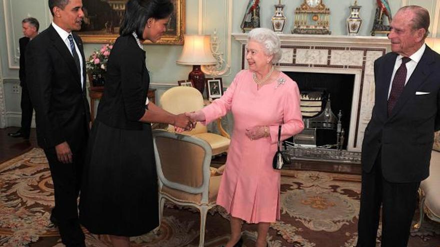 Michelle saluda a la reina ante su marido y el duque de Edimburgo.