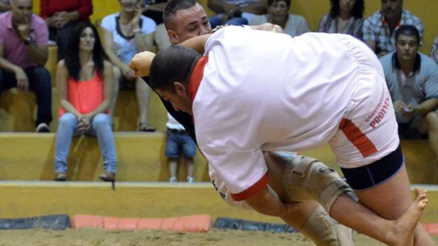 El luchador del Castro Morales contrea con éxito un intento de cogida de muslo después de meter un traspié. | yaiza socorro