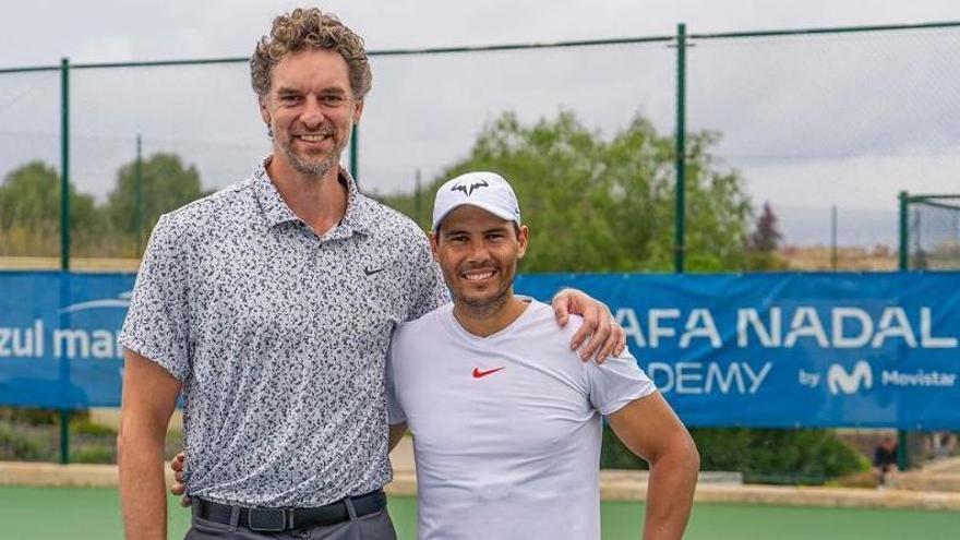 Pau Gasol y Rafa Nadal posan en la academia de Manacor.