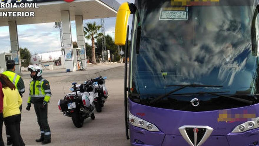 Los agentes inmovilizan el autobús.