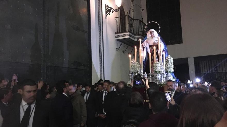 La Virgen de la Esperanza durante el traslado este viernes.