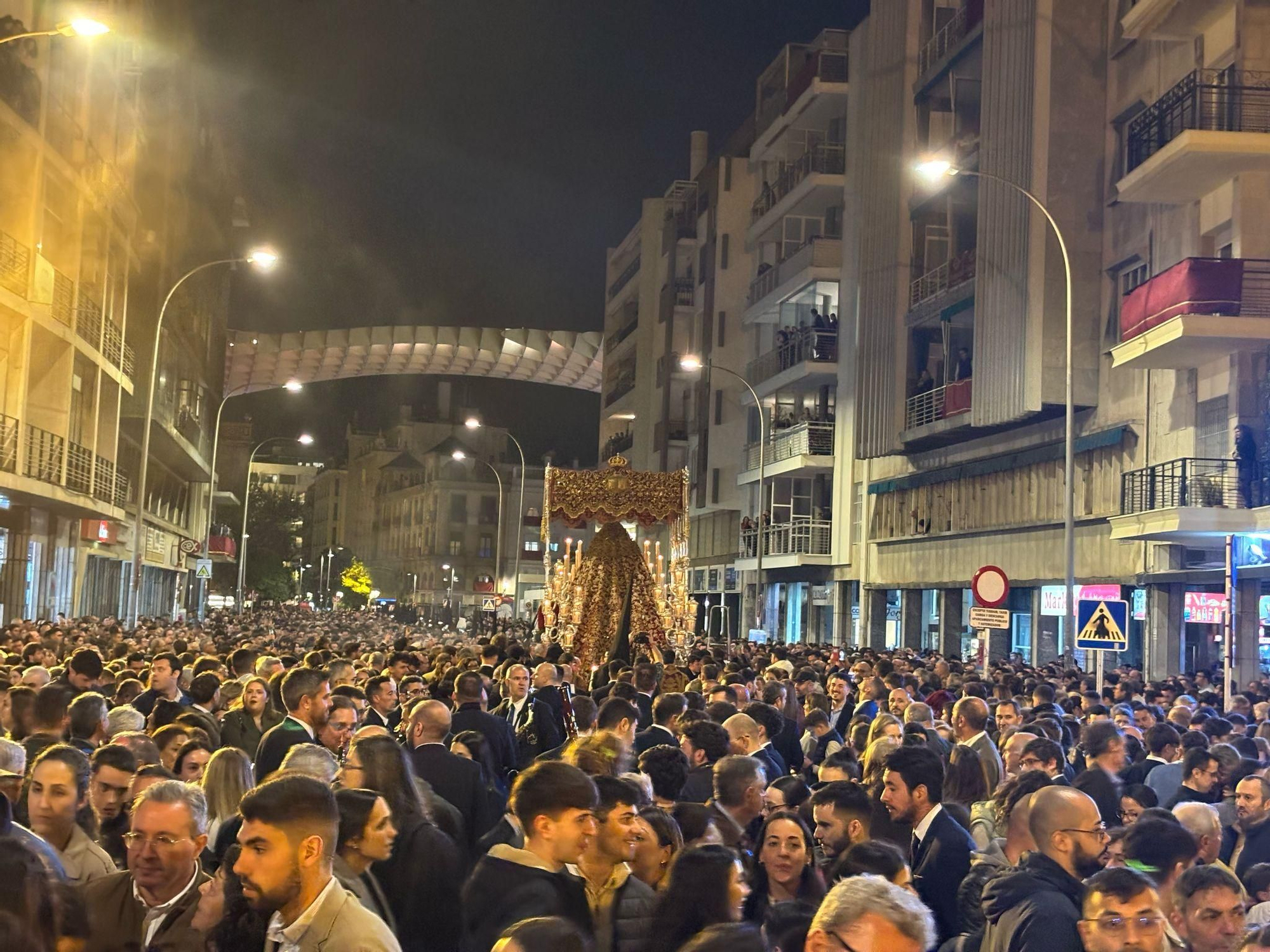 La bulla se disipa después del paso de palio de la Hermandad del Cristo de Burgos