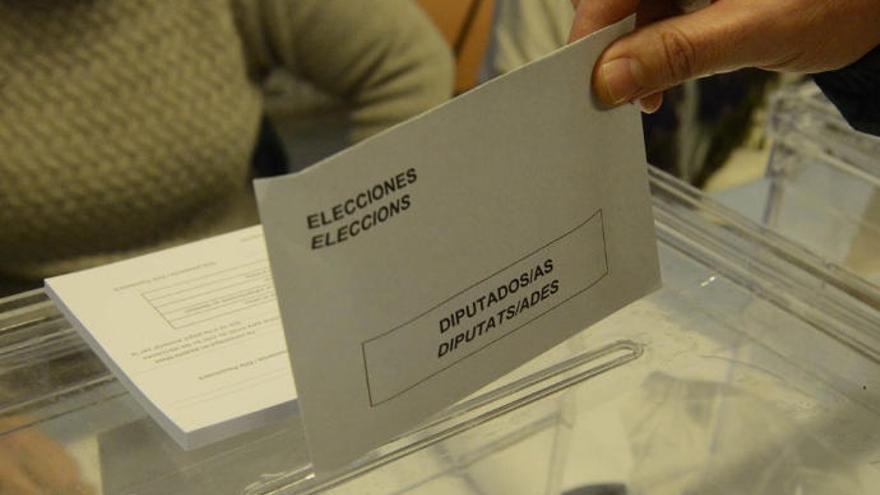 Un hombre borracho vota en una mesa que no le correspondía