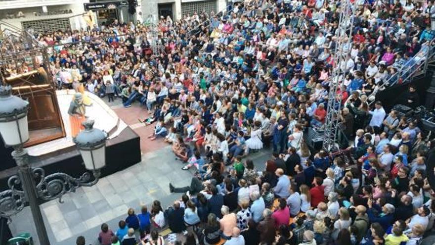 Aspecto de una representación en la Plaça de L&#039;ajuntament.