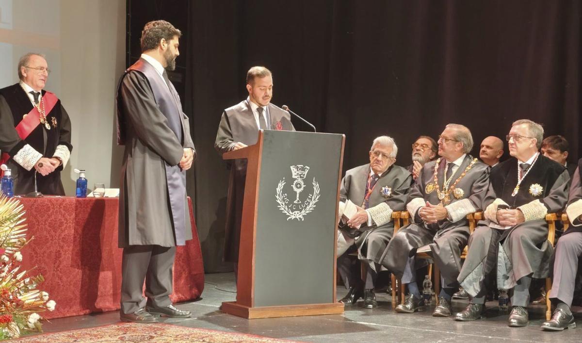 Francisco Javier Requerey solemniza su incorporación al Colegio, acompañado por Víctor Bujalance.