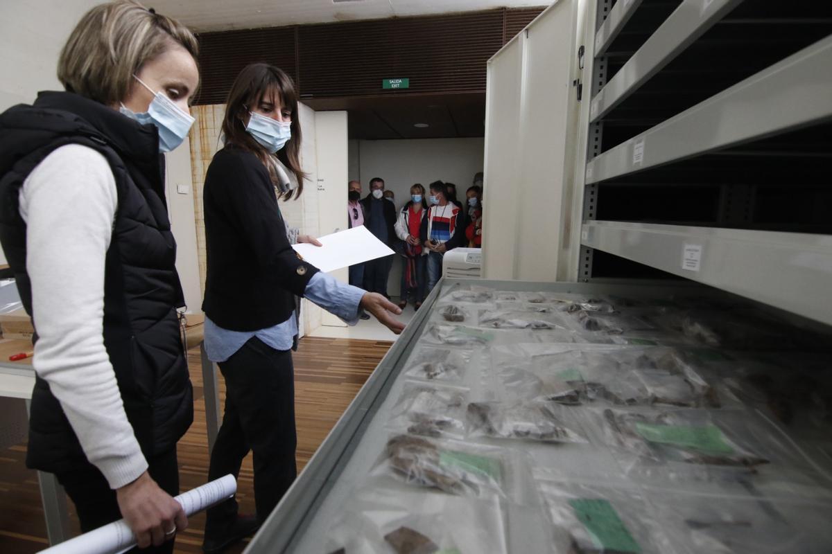 Las conservadoras Blanca Jiménez y Araceli López muestran al público los materiales almacenados hallados en las excavaciones del yacimiento