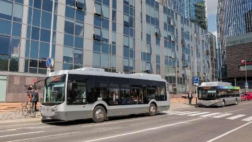 Dos autobuses gallegos, en una céntrica calle de Vilna.  // Fdv