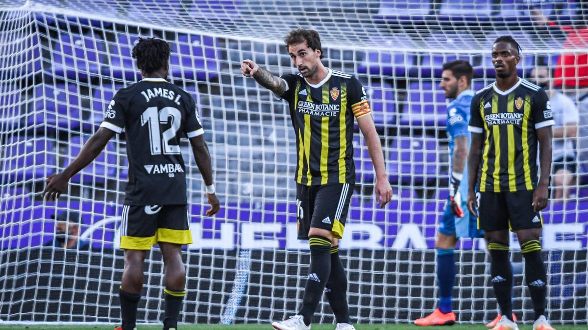 Eguaras señala en presencia de James y Jair en el partido disputado en Valladolid.