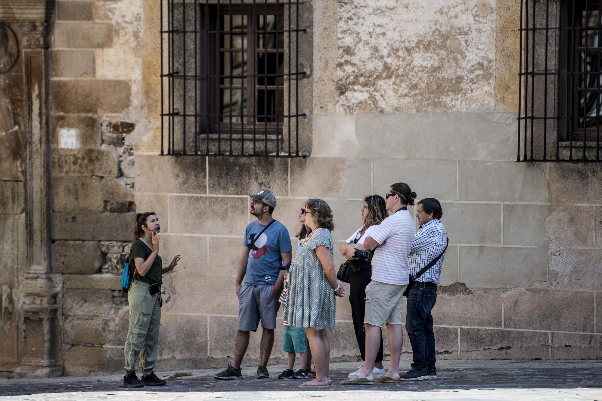 Fotogalería | Así disfrutan los turistas de la belleza de Cáceres