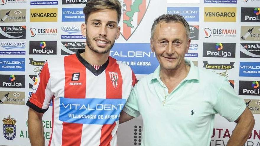 El nuevo jugador del Céltiga posa con su nueva camiseta junto al directos deportivo Diego Gondar. // I.A.