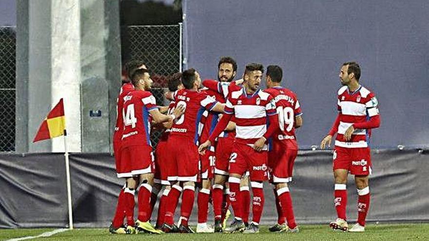 Los futbolistas del Granada celebran un gol.