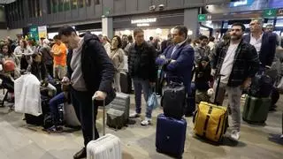 Enfado de los viajeros en Santa Justa por el colapso en el AVE Madrid-Sevilla: "No nos han avisado ni nos han dicho que nos quedemos en casa"