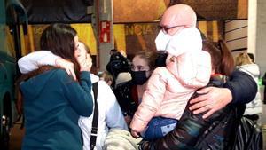 Una familia de acogida recibe en València a mujeres que huyen de la guerra en Ucrania.