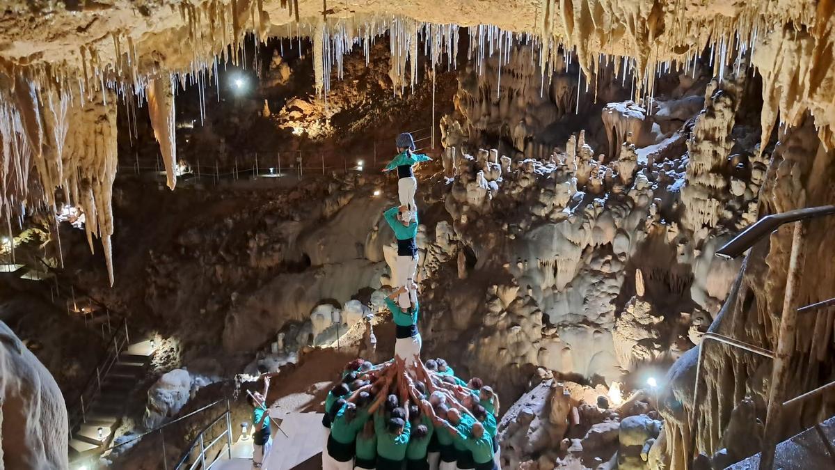 La Muixeranga de la Marina Alta crece y crece | Aitana, diez meses y la ...