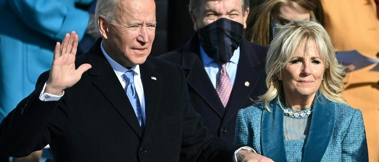 Joe Biden y su esposa Jill Biden durante el juramento.