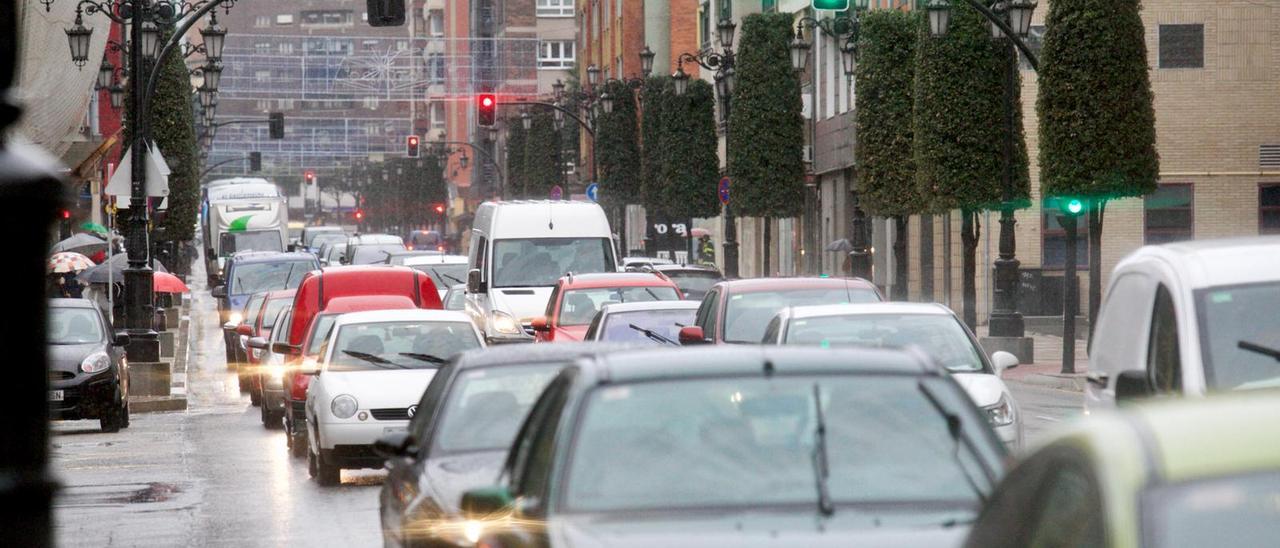 Vehículos saliendo de Oviedo a primera hora de esta tarde.